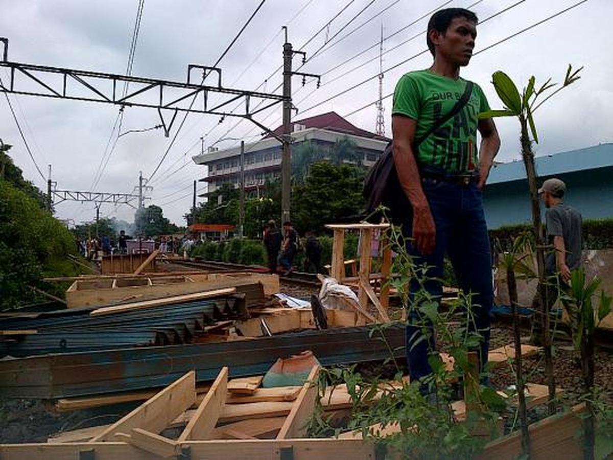 Ratusan pedagang dan mahasiswa blokir jalur KRL di Depok