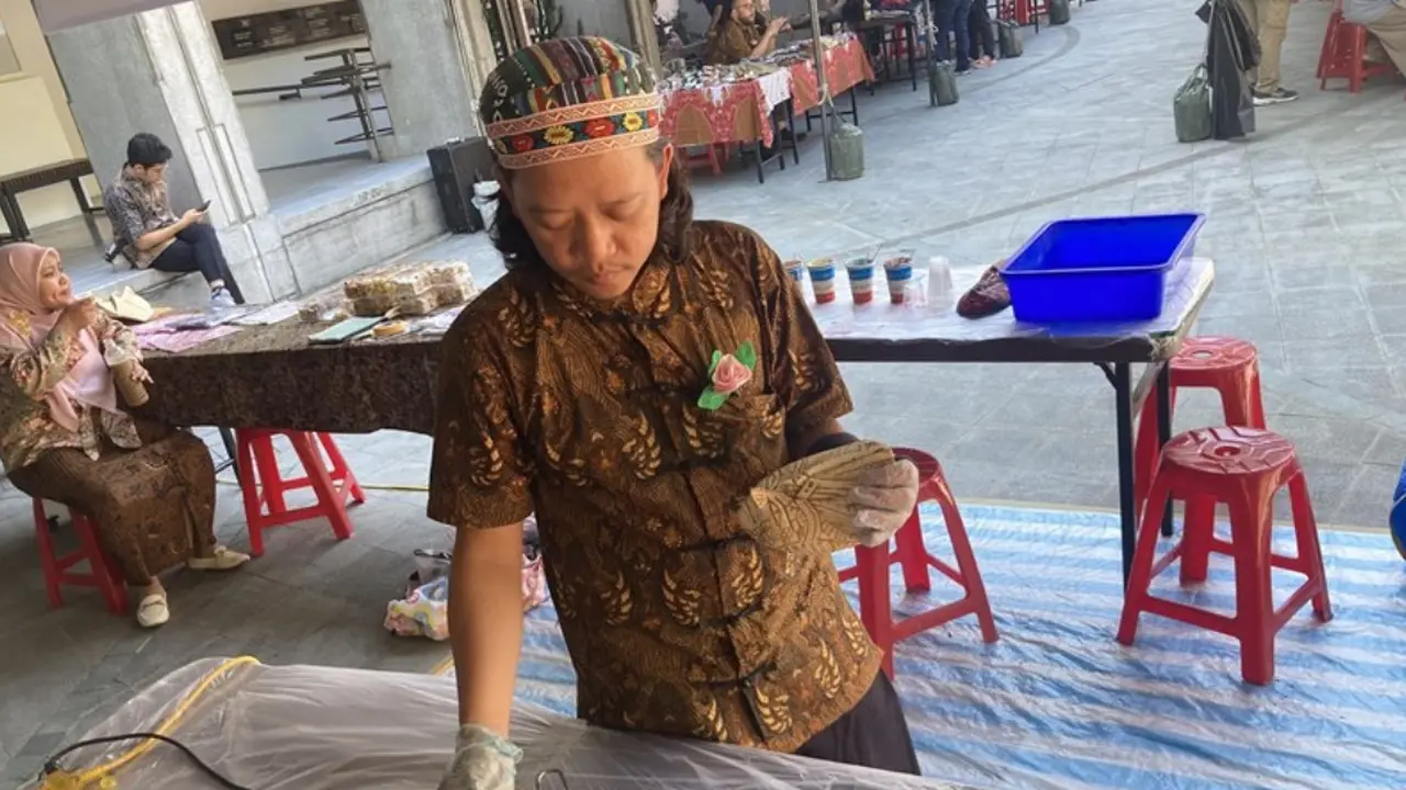 Saian Nur Fajri memperlihatkan kepiawaian membatiknya dalam acara Festival Batik di Taipei baru-baru ini. (Dok: Dokumentasi CNA).