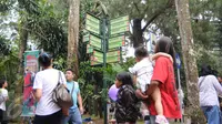 Papan penunjuk arah di Ragunan, Jakarta, Minggu (25/12). Libur Natal dimanfaatkan warga untuk rekreasi bersama keluarga ke Ragunan. (Liputan6.com/Helmi Afandi)