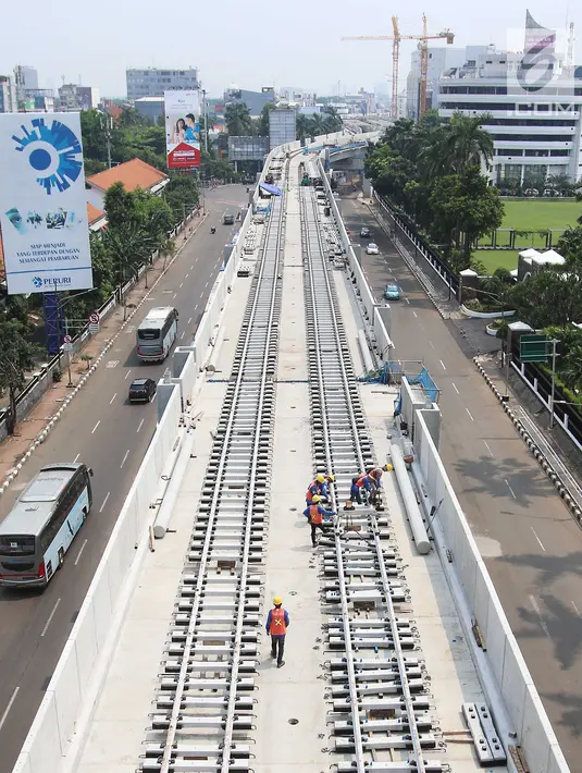 Pekerja menyelesaikan pemasangan rel kereta proyek pembangunan MRT di Jakarta, Selasa (31/10). Pembangunan fisik Mass Rapid Transit (MRT) Jakarta fase 1 hingga akhir September 2017 telah mencapai 80%. (Liputan6.com/Angga Yuniar)