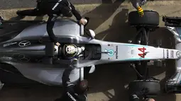  Lewis Hamilton, dari Mercedes AMG GP, ada pada urutan kedua dengan catatan waktu 1m25.409s pada test pre-season di  Sirkuit Catalunya, Montmelo, Barcelona, Senin (22/2/2016) malam WIB.  (EPA/Alejandro Garcia)