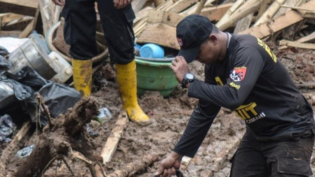 Saat ini para petugas berwenang sedang berjibaku melakukan pencarian korban yang masih terkubur material tanah dan puing bangunan. Foto: TIMUR MATAHARI / AFP