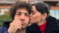 Selena Gomez dan Benny Blanco pada pernikahan Lil Dicky. (dok. Instagram @selenagomez/https://www.instagram.com/p/DNLVwg8RDNd/?img_index=1/Sabrina Aulia Putri)