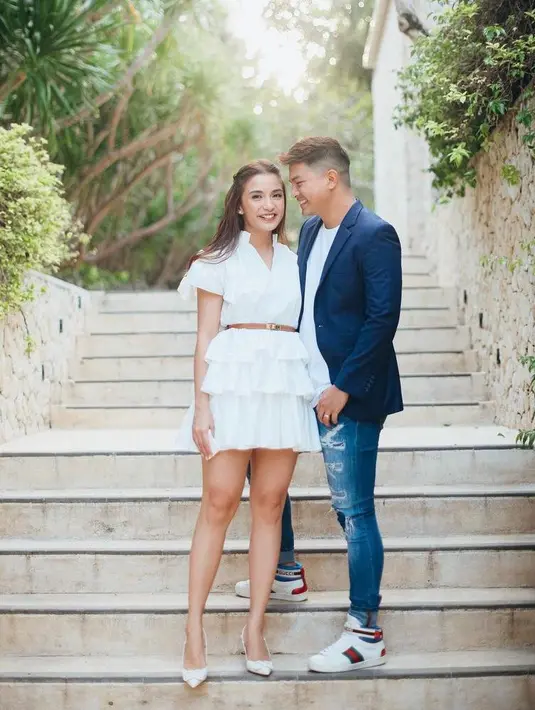 Bisa jadi inspirasi OOTD pasangan ke pesta, Chelsea memadukan white mini dress dengan heels warna senada. Sementara Glenn memadukan white t-shirt, jas biru, dan ripped jeans. (Instagram/chelseaoliviaa).