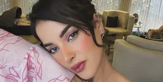 Dikenal dengan gaya riasan eksploratif, Tasya Farasya banyak memberi inspirasi tampilan makeup yang menjanjikan. Kali ini, makeup bernuansa pink dengan dominasi pada bingkai mata yang sempurna berhasi hadirkan tampilan yang begitu menyegarkan. [Foto: Instagram/ Tasya Farasya]