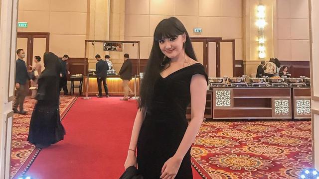 Pesona Marcella Simon Pakai Outfit Serba Hitam, Tampil Menawan