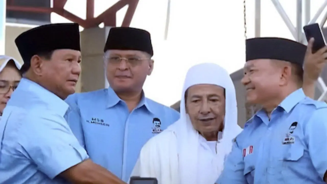 Calon Presiden (Capres) nomor urut 02, Prabowo Subianto bersama para pengurus Relawan Nderek Guru (Ndaru)