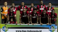 Kapten Persipura, Boaz Solossa, mengajak sang putri foto bersama tim sebelum melawan Bhayangkara FC pada laga Liga 1 Indonesia di Stadion Patriot, Bekasi, Sabtu (9/9/2017). Bhayangkara FC menang 2-1 atas Persipura. (Bola.com/Vitalis Yogi Trisna)