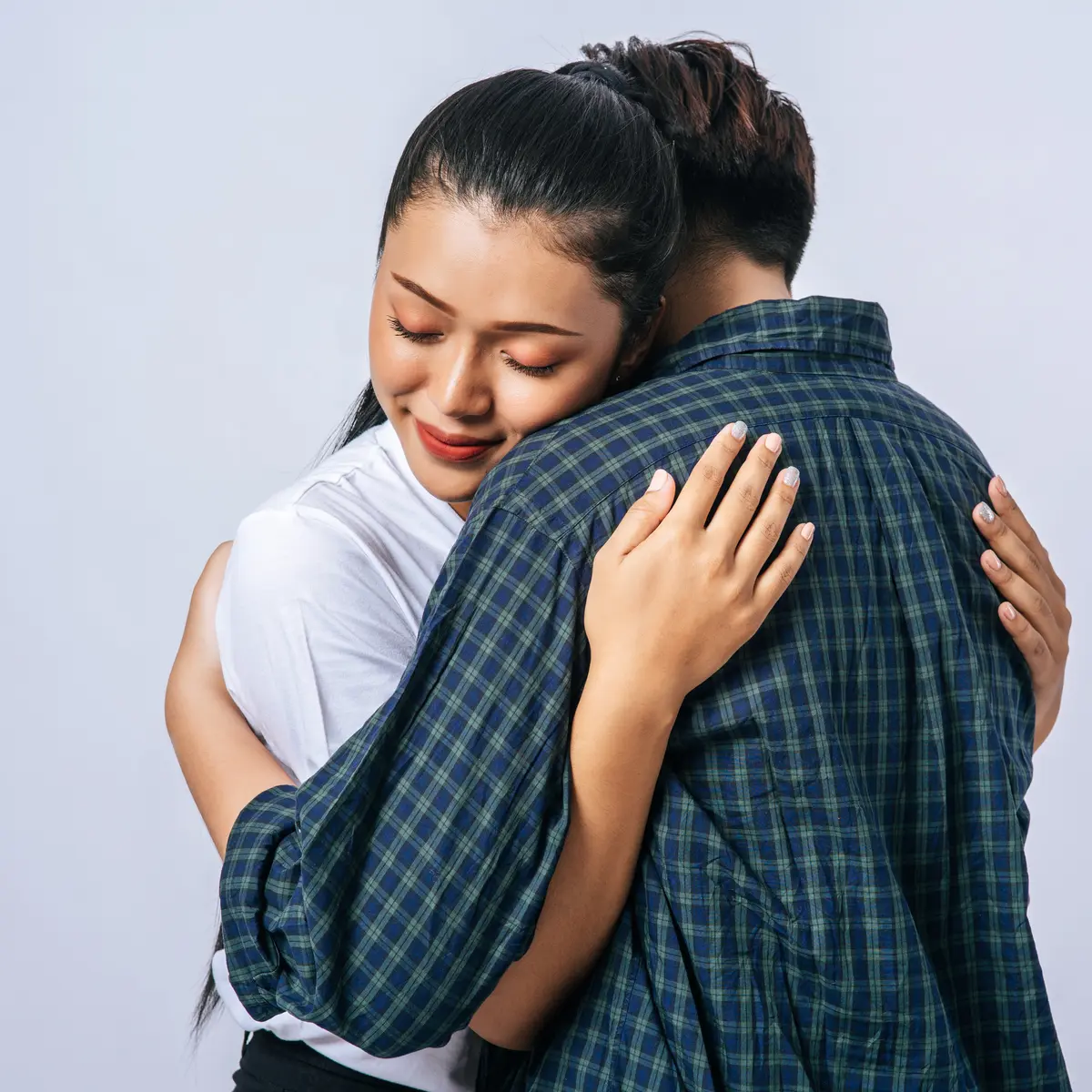 Arti Mimpi Memeluk Seseorang, Pertanda Harus Berdamai - Ragam