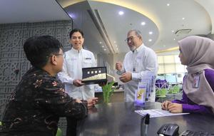 Direktur Utama PT Bank Muamalat Indonesia Tbk Imam Teguh Saptono (kedua kanan) bersama Sekretaris Perusahaan Bank Muamalat Hayunaji (kedua kiri) berbincang dengan nasabah yang tengah mengajukan pembiayaan emas melalui produk Solusi Emas Hijrah di Jakarta, Rabu (14/1/2026). (Dok Muamalat)