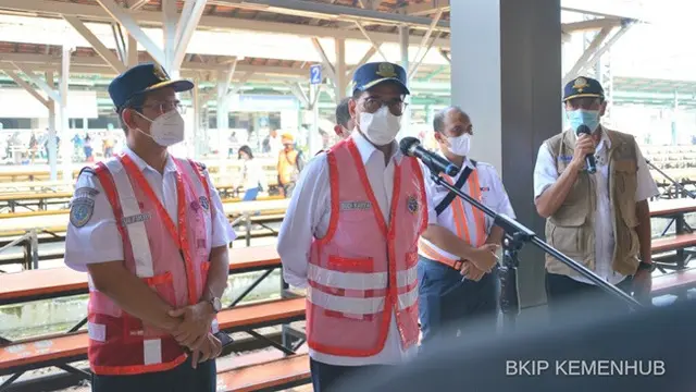 Menhub Budi Karya Sumadi memantau pergerakan penumpang pada KRL Jabodetabek di Stasiun Manggarai, Jakarta pada hari kedua Lebaran, Jumat (14/5/2021). Dok: Kemenhub