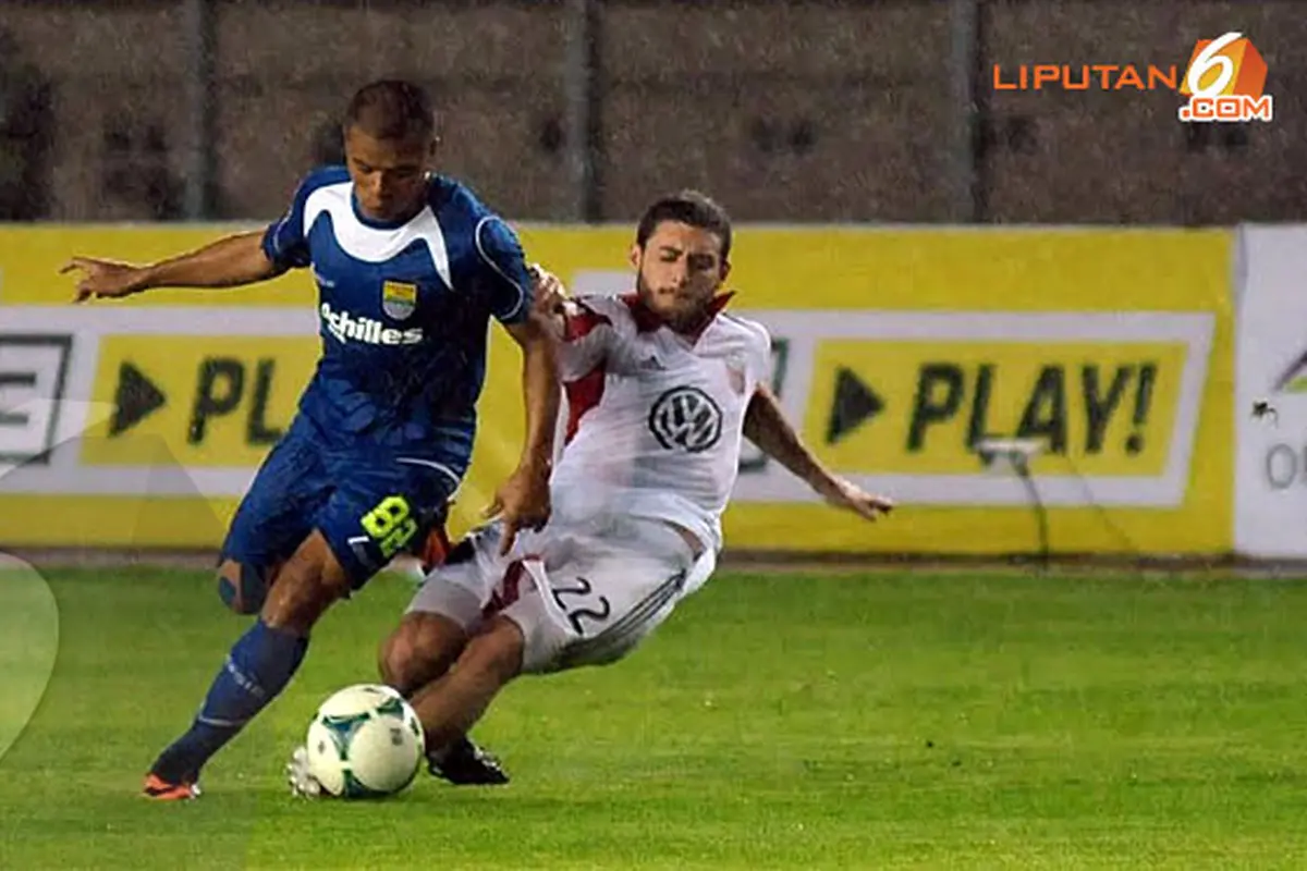 persib-v-dcunited-galeri-5-131207a.jpg