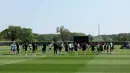 Namun, menghadapi tim yang lebih bertabur bintang dan punya sejarah ganas di Eropa tak membuat Arsenal ciut nyali. (Adrian DENNIS/AFP)