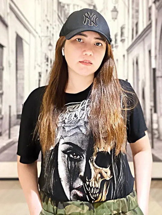 Kemudian di tahun 1977 sang nenek meninggal dan Via melanjutkan dengan kakak mamanya yang ia akrab sapa ‘Mamatik’. Via yang kala itu menetap di Surabaya tak mau ikut pindah dengan orang tuanya di Sidoarjo. (Instagram/viavallen)