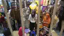 Salah satu kios yang menjajakan batik di Pasar Beringharjo, Yogyakarta, Minggu (19/4/2015). Pasar di kawasan Malioboro itu merupakan salah satu pusat penjualan batik yang murah meriah. (Liputan6.com/Helmi