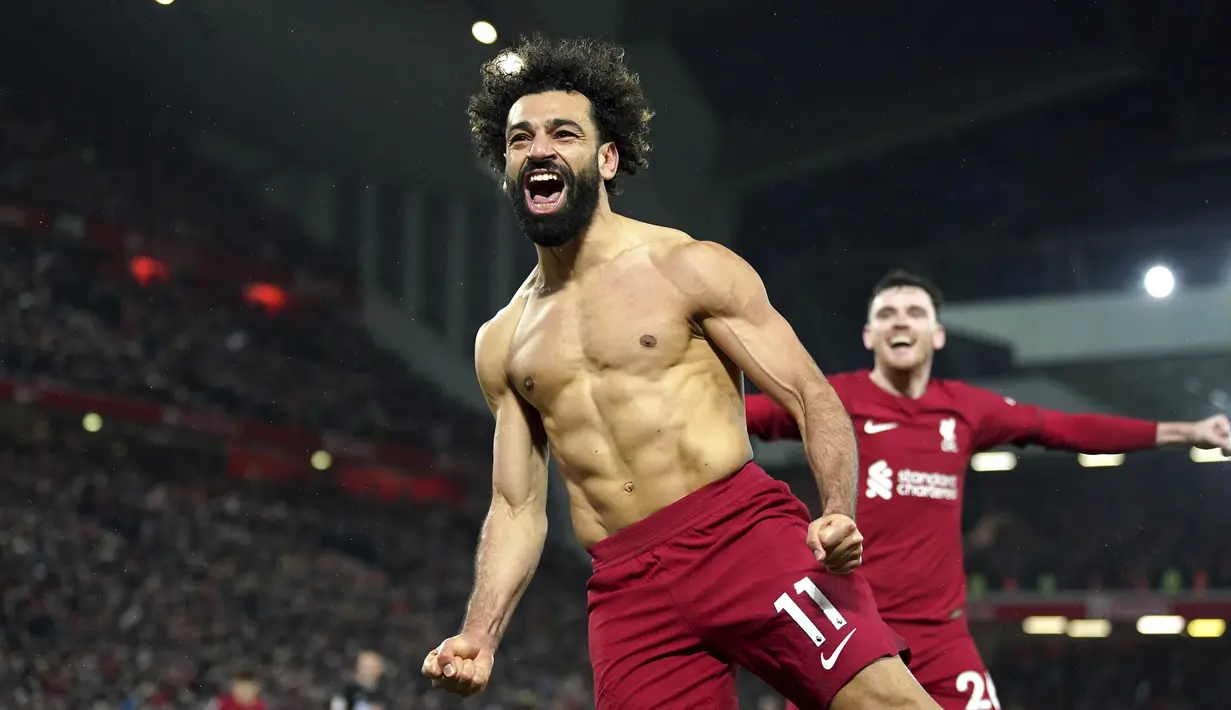 Penyerang Liverpool, Mohamed Salah berselebrasi setelah mencetak gol ke gawang Manchester United pada pertandingan lanjutan Liga Inggris di stadion Anfield, Inggris, Minggu (5/3/2023). Di pertandingan ini Salah mencetak dua gol dan mengantar Liverpool menang telak atas Manchester United dengan skor telak 7-0. (Peter Byrne/PA via AP)