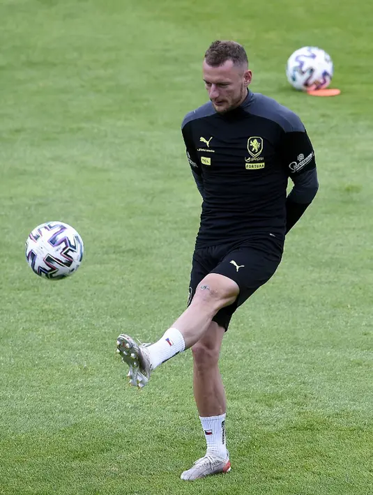 Pemain Republik Ceko Vladimir Coufal mengontrol bola saat sesi latihan di base camp mereka di Praha, Republik Ceko, Kamis (1/7/2021). Republik Ceko akan melawan Denmark pada perempat final Euro 2020. (Michal Cizek/AFP)