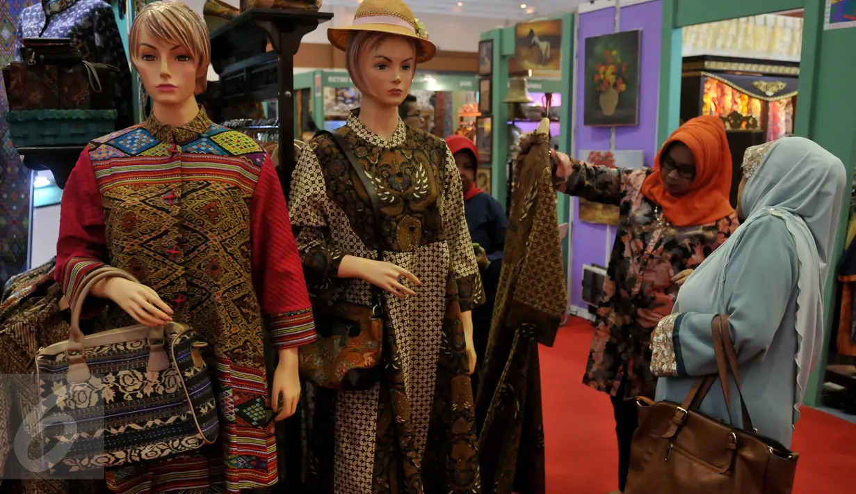 Pengunjung memilih baju batik di salah satu stand pameran Produk Fashion dan Craft Indonesia, di JCC, Jakarta, Selasa (26/8/2015).  Pameran yang berlangsung hingga 30 Agustus 2015 itu diikuti 206 peserta dari berbagai kota. (Liutan6.com/Johan Tallo)
