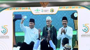 Prabowo Subianto Terima Kartu Anggota NU Seumur Hidup di Jombang
