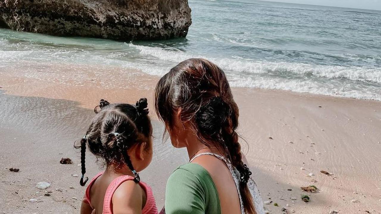 Siti Badriah dan Xarena Menikmati Pemandangan Pantai