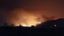 Api menerangi langit malam setelah kebakaran hutan mencapai Pembangkit Listrik Kemerkoy di Milas, di barat daya Turki, Rabu (4/8/2021) malam. Api kini mengancam kota Antalya, Bodrum dan Marmaris. (AP Photo/Cem Tekkesoglu)