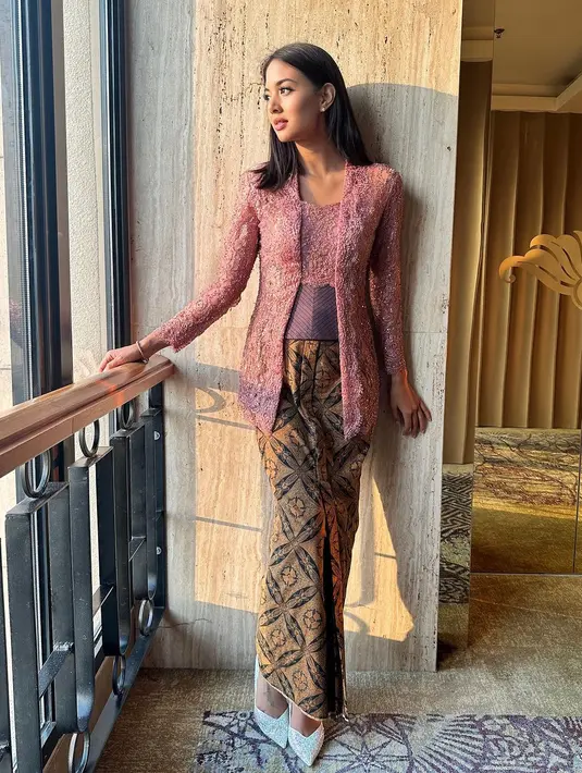 Aurelie kemudian memasangkan kebaya tersebut dengan kain jarik warna coklat dan pointed heels warna putih. [@aurelie]