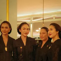 Intip gaya busana para selebriti yang hadiri Kirab Pusaka Malam Satu Suro di Pura Mangkunegaran (@raniayamin)