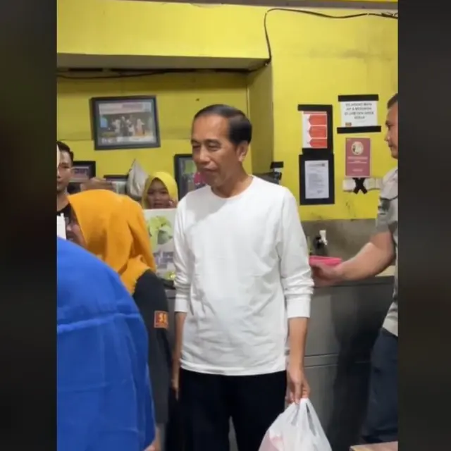 Jokowi dan Jan Ethes Makan Soto di Warung Makan, Warganet Bandingkan dengan Erina Gudono dan Kaesang Pangarep.