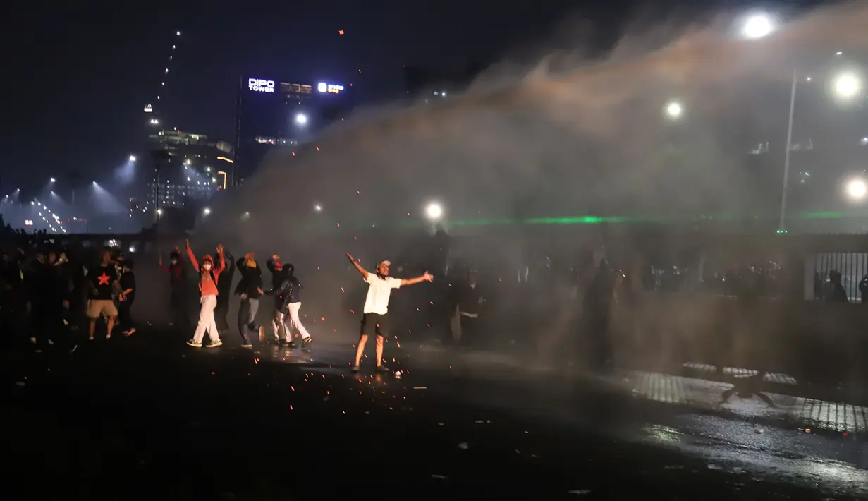 Massa dari berbagi elemen mahasiswa  dan masyarakat disemprot  water canon di depan Gedung DPR/MPR, Jakarta, Kamis, 27 Agustus 2026. (KLY/ Arie Basuki)