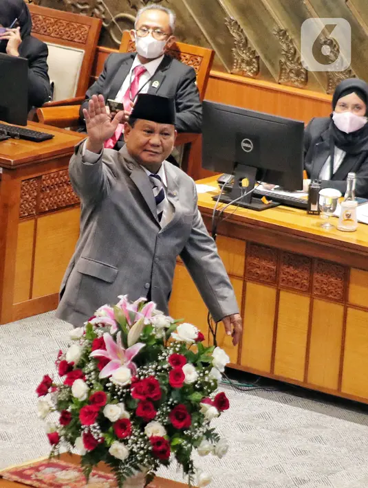 Menteri Pertahanan Prabowo Subianto melambaikan tangan saat rapat paripurna bersama DPR di Jakarta, Selasa (6/12/2022). DPR RI menyetujui Rancangan Undang-Undang (RUU) tentang Pengesahan Perjanjian Antara Pemerintah Republik Indonesia dan Pemerintah Republik Singapura tentang Ekstradisi Buronan menjadi Undang-Undang. (Liputan6.com/Angga Yuniar)