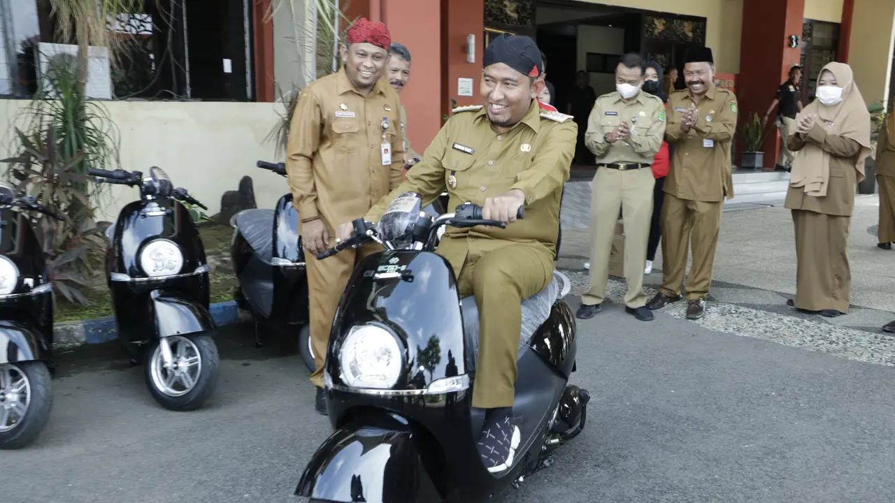 Bupati Sumenep Achmad Fauzi mulai menerapkan penggunaan kendaraan listrik ke ASN. (Istimewa).