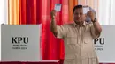 Presiden Republik Indonesia, Prabowo Subianto menunjukkan surat suara usai menggunakan hak pilihnya pada Pemilihan Kepala Daerah (Pilkada) Serentak 2024 di kawasan Hambalang Kabupaten Bogor, Jawa Barat pada Rabu 27 November 2024. (ADITYA IRAWAN/AFP)