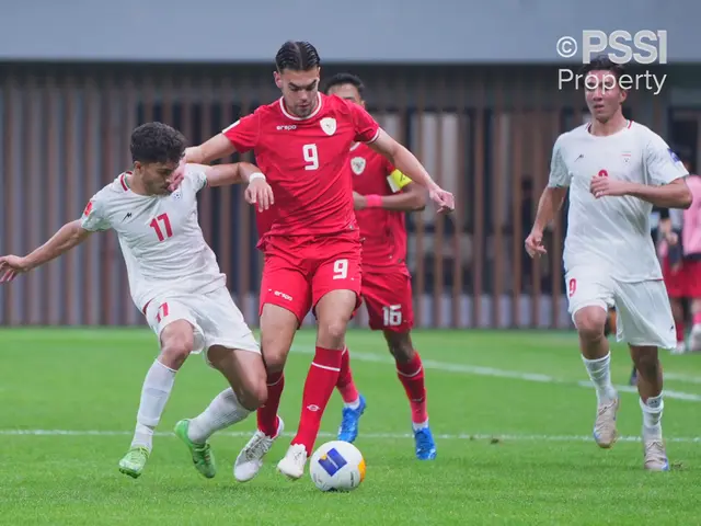 Aksi Jens Raven dalam laga Timnas Iran U-20 Vs Timnas Indonesia U-20 di Piala Asia U-20 2025 yang dilangsungkan di Shenzhen Youth Football Training Base Centre Stadium, Shenzhen, Rabu (13/2/2025). (Dok. PSSI)