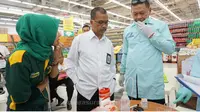 BBPOM Surabaya menggelar kegiatan intensifikasi pengawasan pangan di Giant Maspion, Jalan Ahmad Yani, Surabaya, Senin (28/5/2018). (Anggi/suarasurabaya.net)