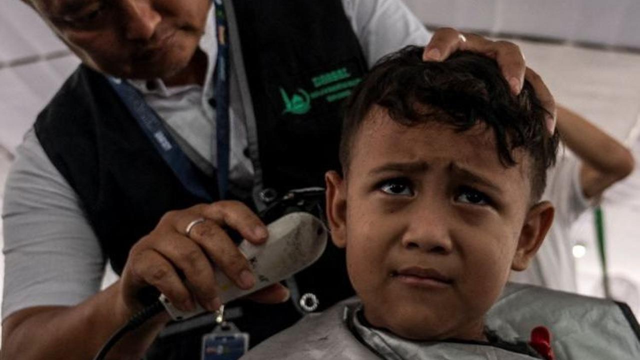 Acara ini mendapatkan respon positif dari masyarakat, terutama mereka yang ingin memulai Ramadan dengan penampilan yang rapi. Foto: AFP / Juni Kriswanto<br>