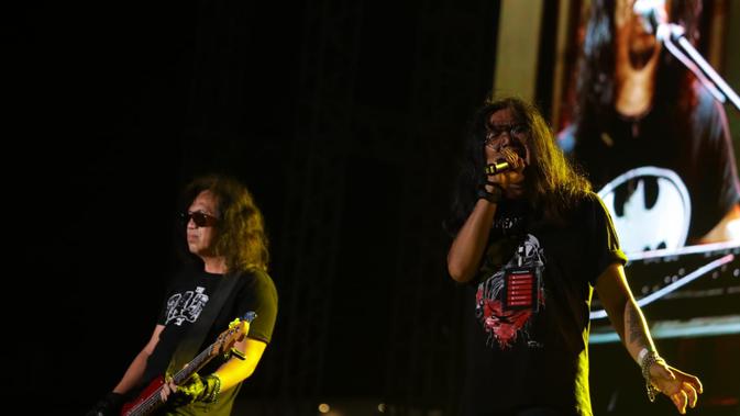 Aksi vokalis Powerslaves, Heydi Ibrahim dan Anwar Fatahillah di JogjaROCKarta Festival 2020 di Stadion Kridosono, Yogyakarta, Minggu (1/3). (Rajawali)