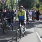 Warga bersepeda saat Hari Bebas Kendaraan (Car Free Day) di sepanjang Jalan Dago, Bandung, Minggu (26/4/2015). CFD dimanfaatkan warga untuk menikmati suasana Bandung bebas dari asap kendaraan bermotor. (Liputan6.com/Herman Zakharia)