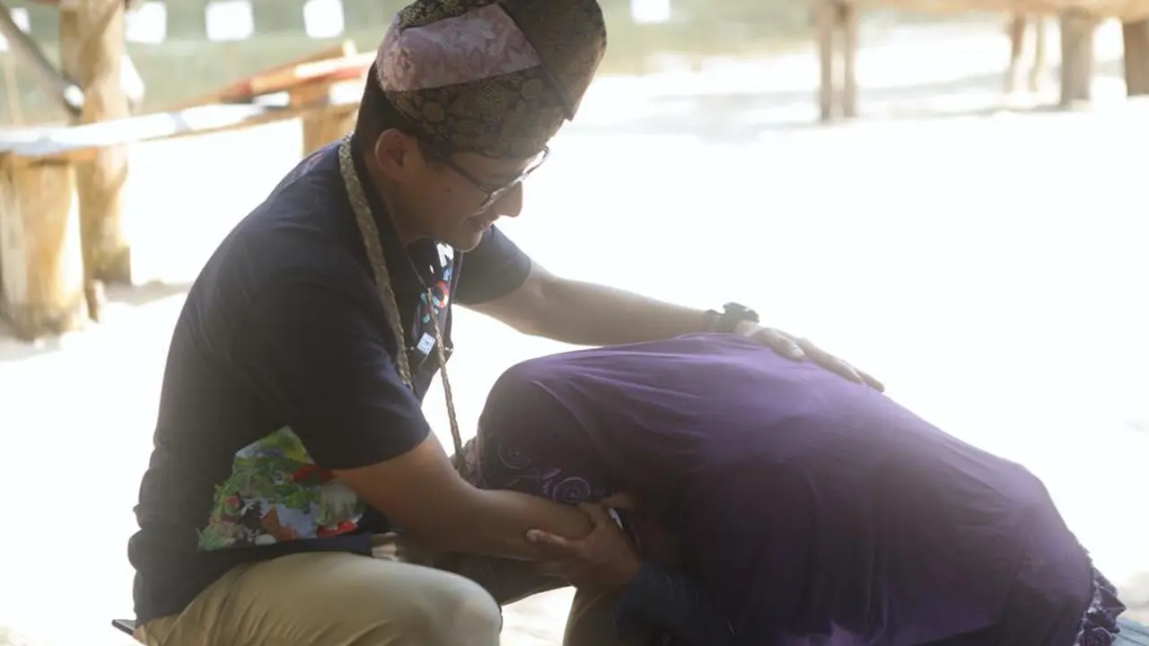 Menparekraf Sandiaga Uno (kiri) bersama Khadijah (57), salah satu warga Desa Wisata Kampung Tua Bakau Serip, Batam, Kepulauan Riau yang bekerja sebagai petugas kebersihan (Istimewa)
