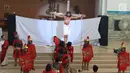 Tentara menyalibkan Yesus dalam teatrikal prosesi jalan salib di Gereja Santa Maria Regina Bintaro, Tangerang Selatan, Banten, Jumat (30/3). Prosesi ini bagian dari perayaan Paskah yang dirayakan umat Kristian. (Liputan6.com/Angga Yuniar)