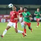 Pemain Timnas Indonesia, Dimas Drajad (kiri) berusaha mengontrol bola saat melawan Bangladesh pada laga uji coba FIFA Matchday antara Timnas Indonesia menghadapi Bangladesh di Stadion Si Jalak Harupat, Bandung, Rabu (1/6/2022) malam WIB. (Bola.com/M. Iqbal Ichsan)