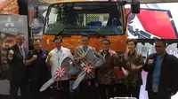 PT Krama Yudha Tiga Berlian Motors (KTB) menyerahkan dua unit kendaraan Colt Diesel kepada PMI Surakarta dan SMK Muhammadiyah Tumijajar Lampung.(Amal/Liputan6.com)