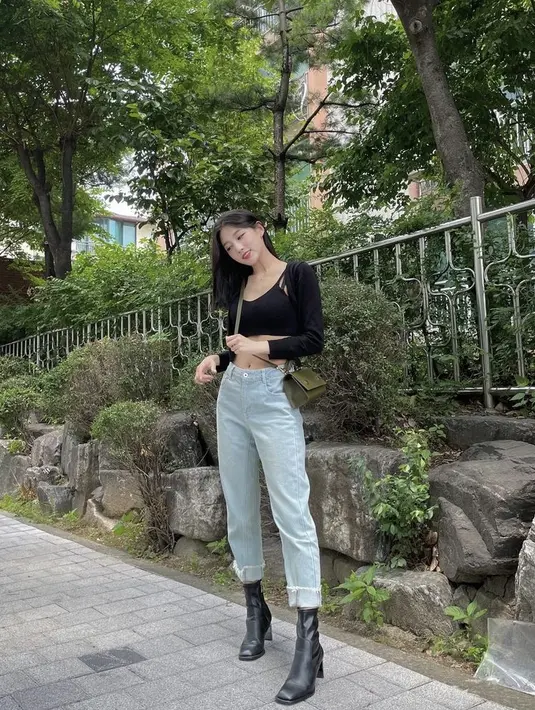 Kali ini, Yein Eks Lovelyz terlihat edgy dengan bra top dan cardigan warna hitam. High waist jeans dengan sepatu boots pun membuat looknya terlihat stunning. (Instagram/happy_yein).