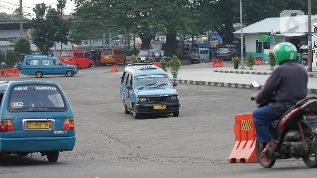 FOTO: Ada PSBB, Jumlah Penumpang Angkot di Depok Turun 20 Persen