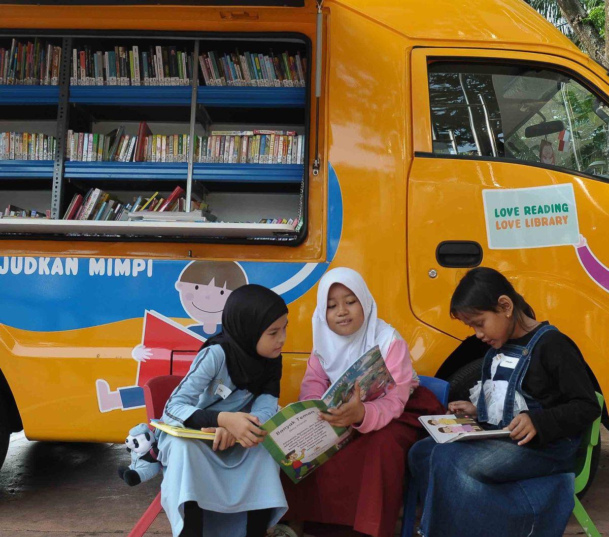 Pemprov DKI Jakarta menyediakan fasilitas berupa perpustakaan keliling untuk anak-anak 

Ragam buku yang disediakan pun menarik mulai dari buku cerita dongeng, keterampilan hingga ilmu pengetahuan ada di mobil perpustakaan tersebut.