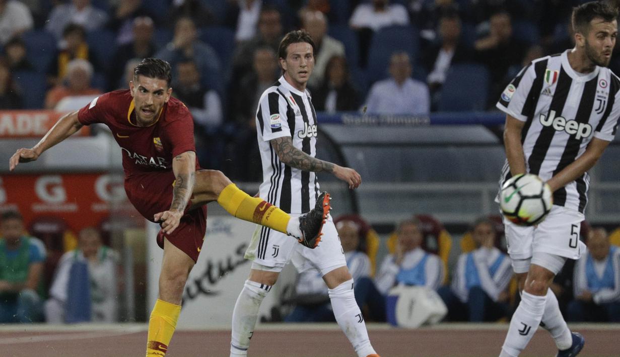 Gelandang AS Roma, Lorenzo Pellegrini, melepaskan tendangan saat melawan Juventus pada laga Serie A di Stadion Olimpico, Senin (14/5/2018). AS Roma imbangi Juventus dengan skor 0-0. (AP/Gregorio Borgia)