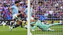 Kiper Crystal Palace, Dean Henderson melakukan penyelamatan bola rebound setelah situasi penalti pemain Manchester City, Omar Marmoush dalam laga final Piala FA 2024/2025 di Stadion Wembley, London, Inggris, Sabtu (17/05/2025) waktu setempat. (AP Photo/Kirsty Wigglesworth)