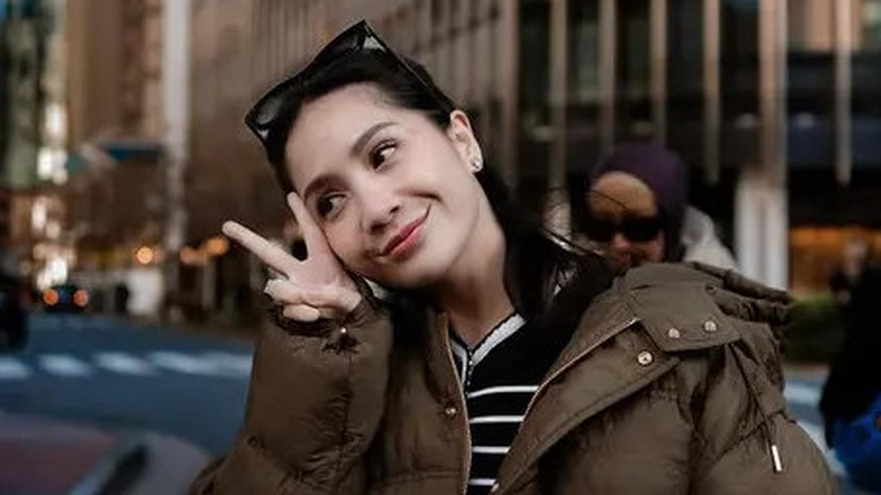 Road to Valentine, Potret Nagita Berkacamata Sambil Pegang Mangkuk Disorot - Heboh Disebut Mirip Banget Dikta
