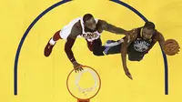 Bintang Cleveland Cavaliers, Lebron James (kiri), berduel dengan pemain Golden State Warriors, Kevin Durant, pada Gim 2 Final NBA 2018 di Oracle Arena, Senin (4/6/2018). (Ezra Shaw/Pool Photo via AP)