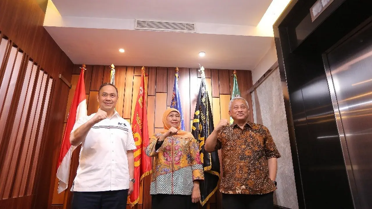 Gubernur Jawa Timur Khofifah Indar Parawansa dan Mohammad Nuh melakukan kunjungan resmi ke Menara 165 untuk berdiskusi langsung dengan pendiri ESQ Corp Ary Ginanjar Agustian.