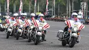 Sejumlah polisi wanita (Polwan) melakukan parade motor besar pada peringatan HUT Bhayangkara ke-71 di Lapangan Silang Monas, Jakarta, Senin (10/7). Acara ini menampilkan berbagai atraksi dari masing-masing kesatuan Polri. (Liputan6.com/Angga Yuniar)